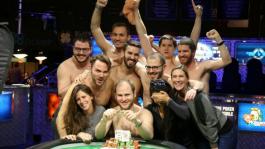 Странности на WSOP: Сэм Гринвуд выигрывает первый браслет, фотографируется с друзьями топлес